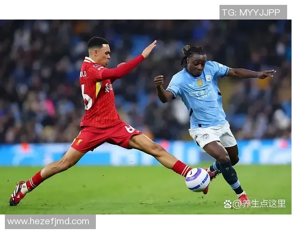 球星意外捡起足球瞬间展现真实反应引发球迷热议